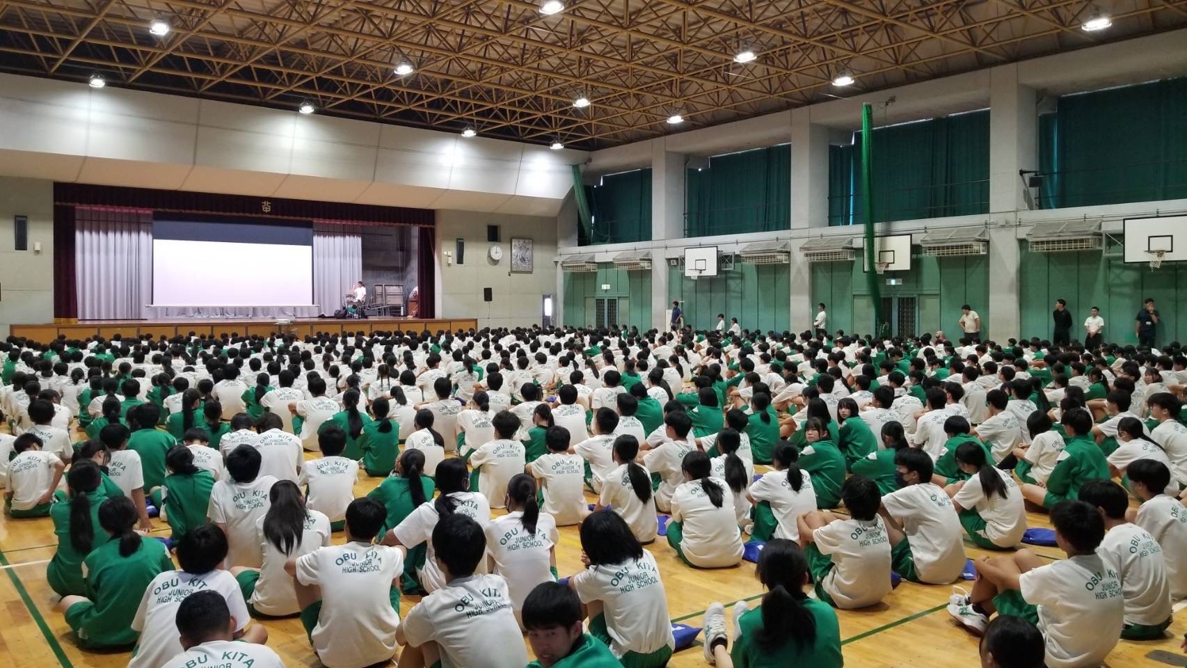 900人の中学生